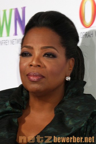 Oprah Winfrey mit zusammengebundenen Haaren