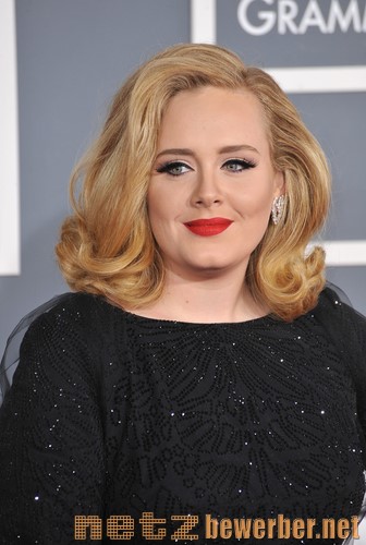 Adele mit kinnlangen Haaren
